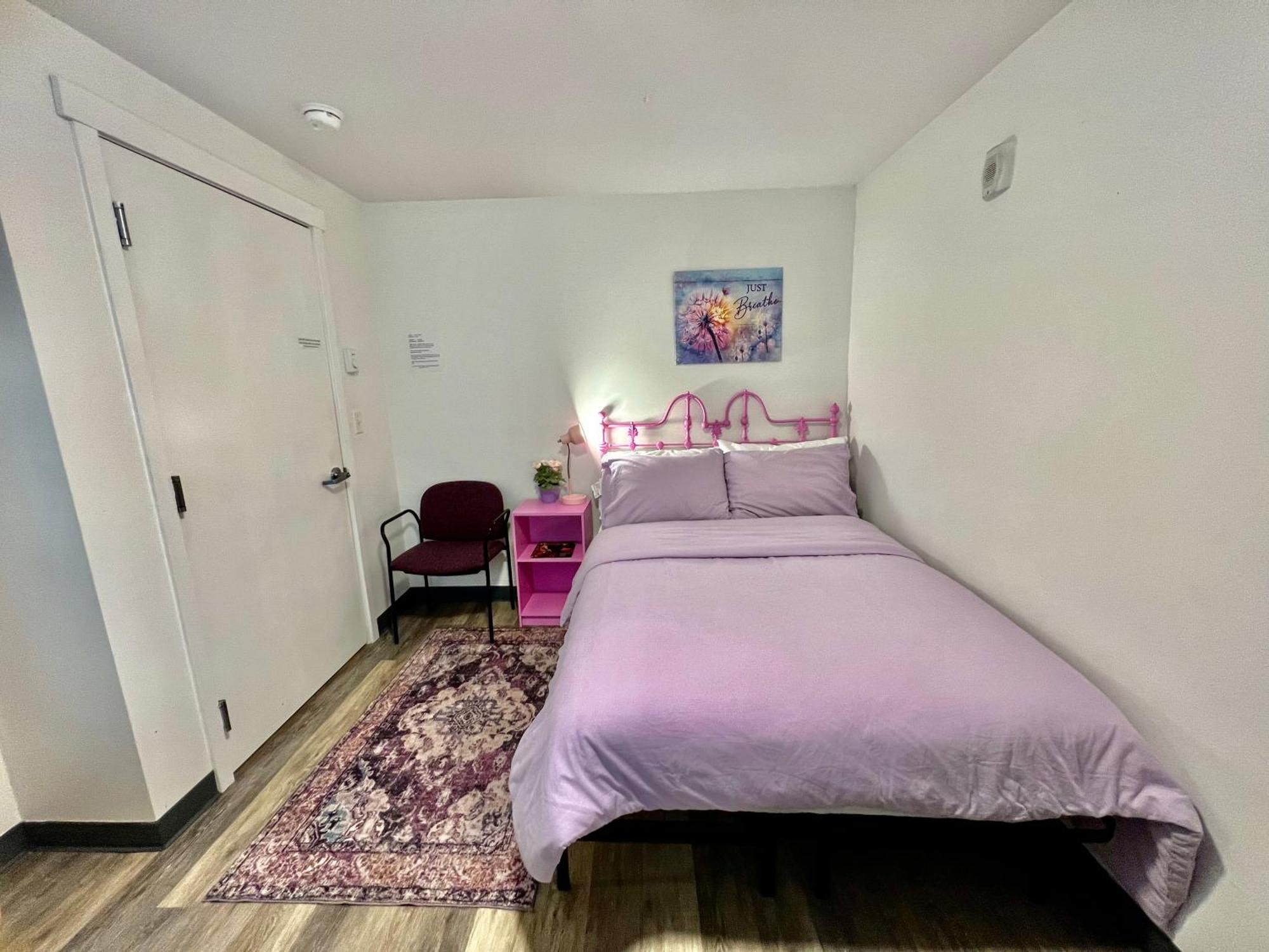 Private With Shared Bathroom On The 1st Floor 10 Minutes Walk To Of Washington Seattle