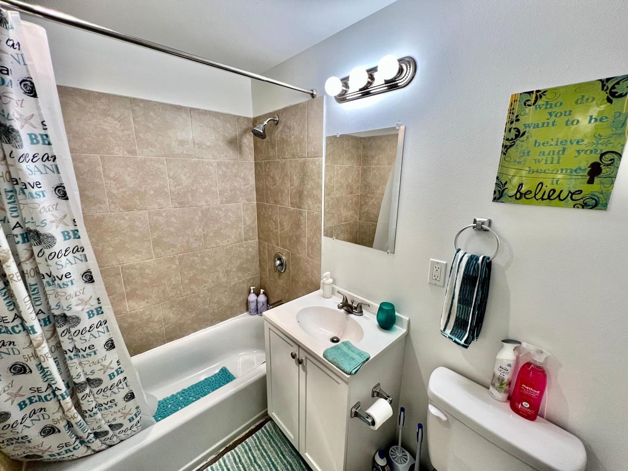 Private With Shared Bathroom On The 1st Floor 10 Minutes Walk To Of Washington Seattle