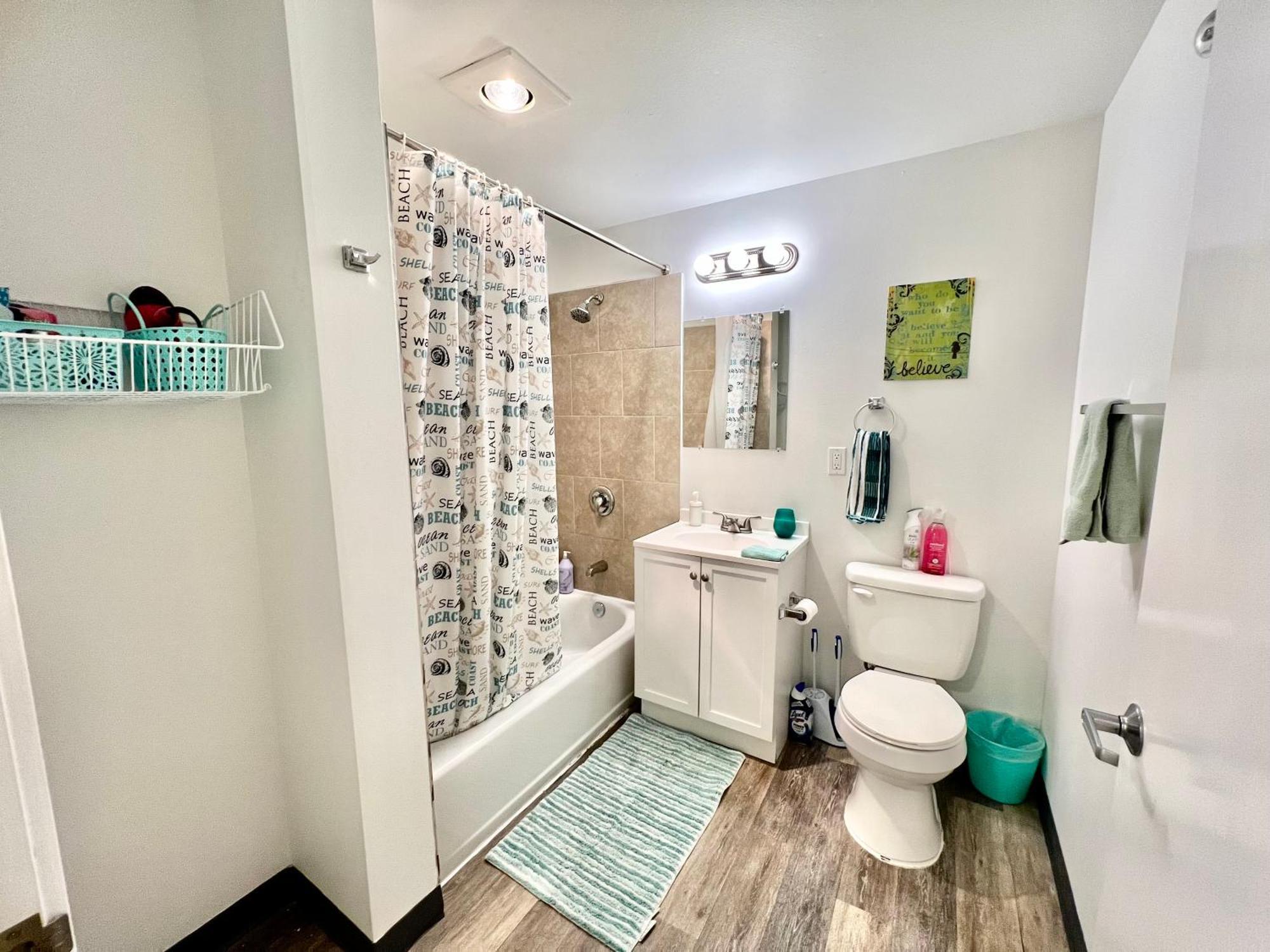 Private With Shared Bathroom On The 1st Floor 10 Minutes Walk To Of Washington